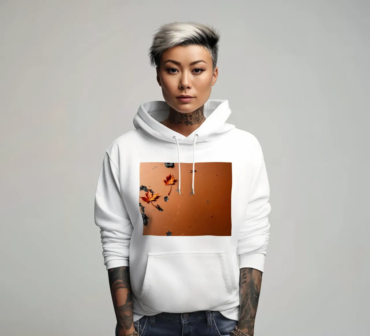 Feuilles d'automne colorées sur une surface rustique avec un motif étoilé sweat à capuche de DesignDoodle