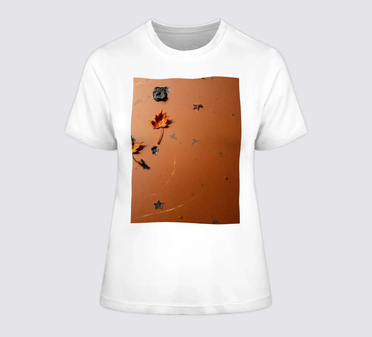 Feuilles d'automne colorées sur une surface rustique avec un motif étoilé t-shirt ajusté pour femmes de DesignDoodle
