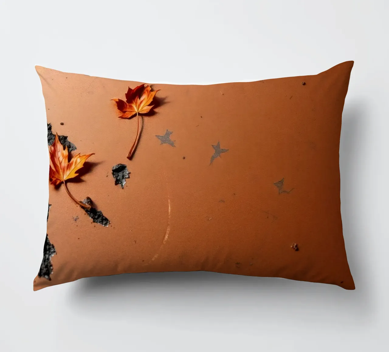 Feuilles d'automne colorées sur une surface rustique avec un motif étoilé coussin de DesignDoodle