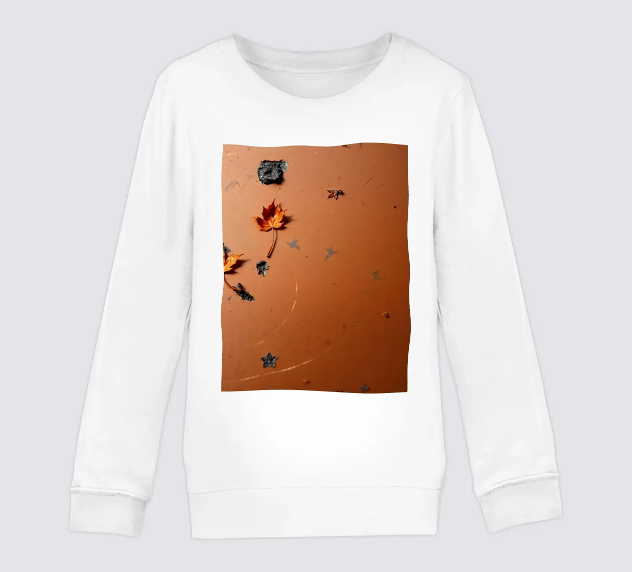 Feuilles d'automne colorées sur une surface rustique avec un motif étoilé sweat enfant de DesignDoodle