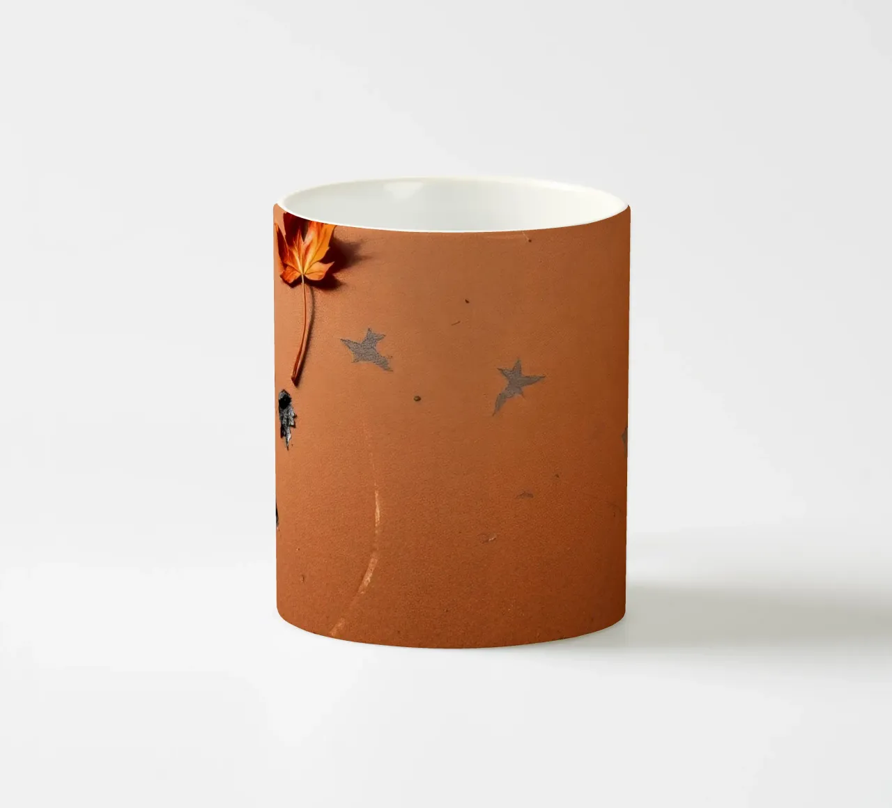 Feuilles d'automne colorées sur une surface rustique avec un motif étoilé mug en céramique de DesignDoodle