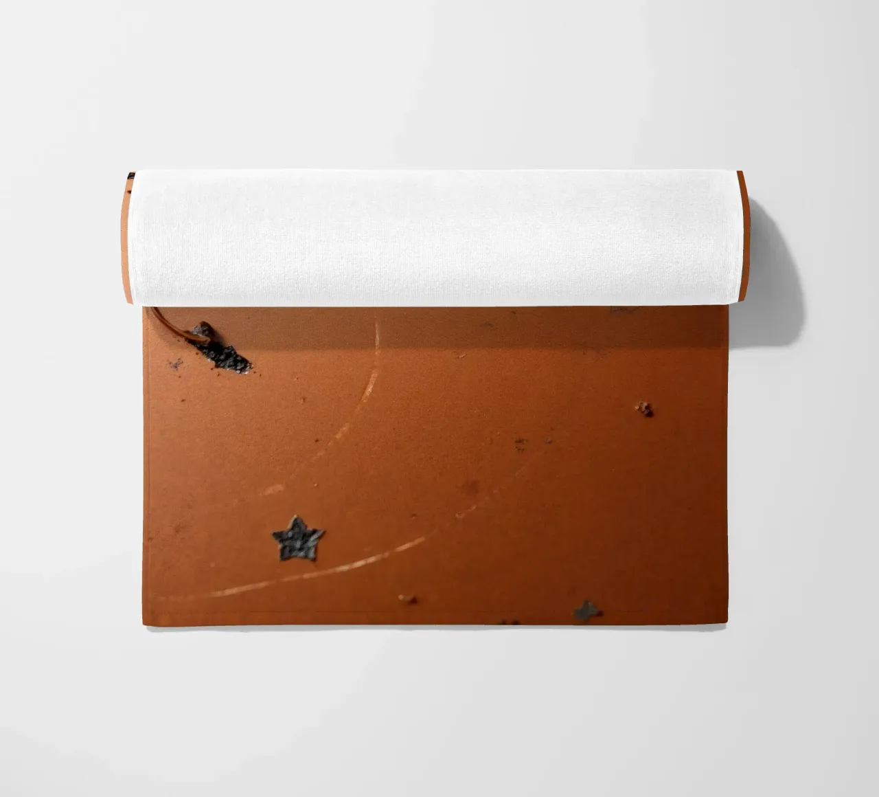 Feuilles d'automne colorées sur une surface rustique avec un motif étoilé serviette de plage de DesignDoodle