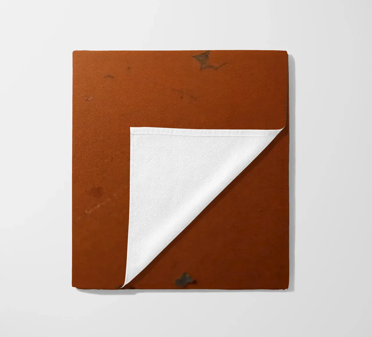 Feuilles d'automne colorées sur une surface rustique avec un motif étoilé serviette de plage de DesignDoodle
