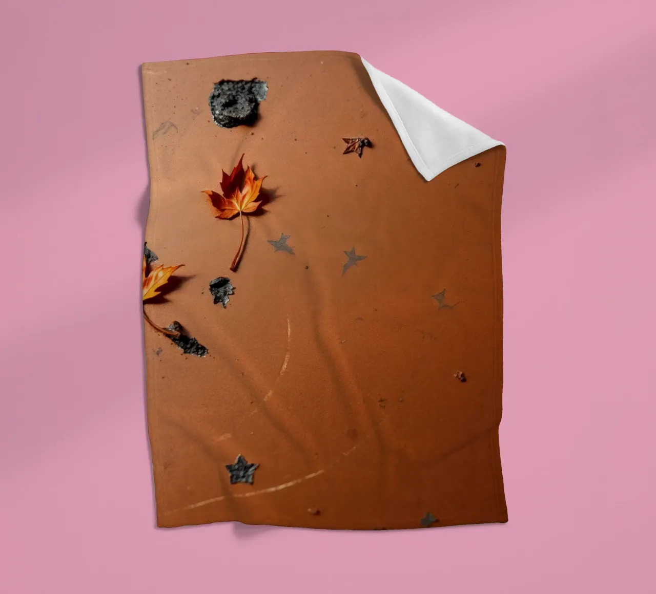 Feuilles d'automne colorées sur une surface rustique avec un motif étoilé plaid polaire de DesignDoodle