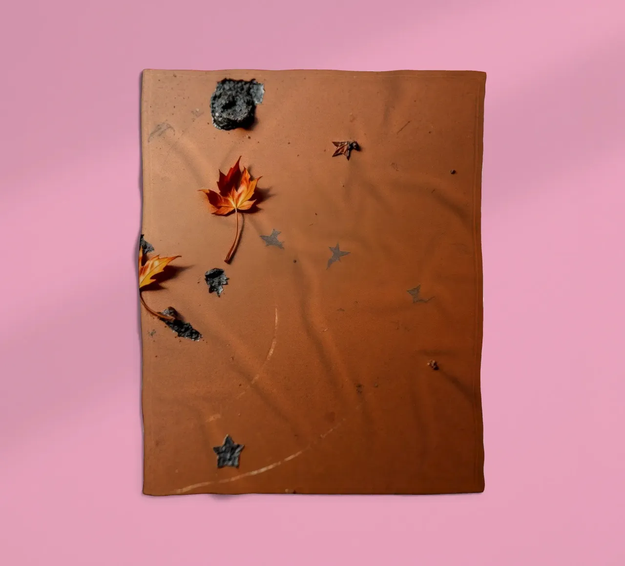 Feuilles d'automne colorées sur une surface rustique avec un motif étoilé plaid polaire de DesignDoodle