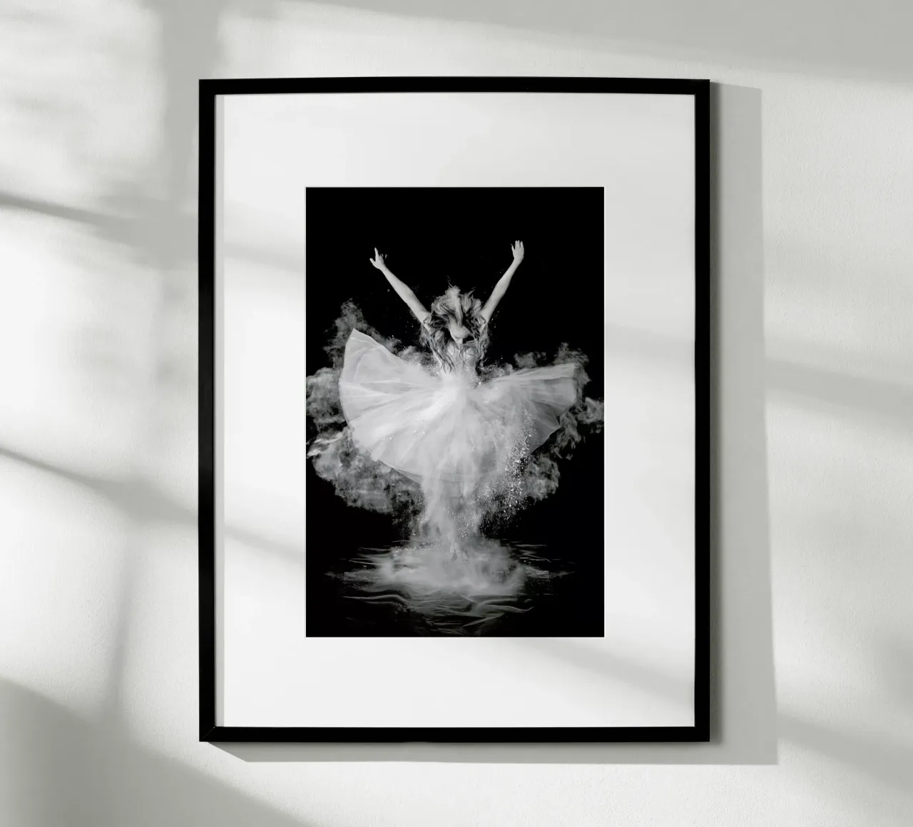Powder Burst - Pauline Pentony Ma poster con telaio in alluminio da Pictufy