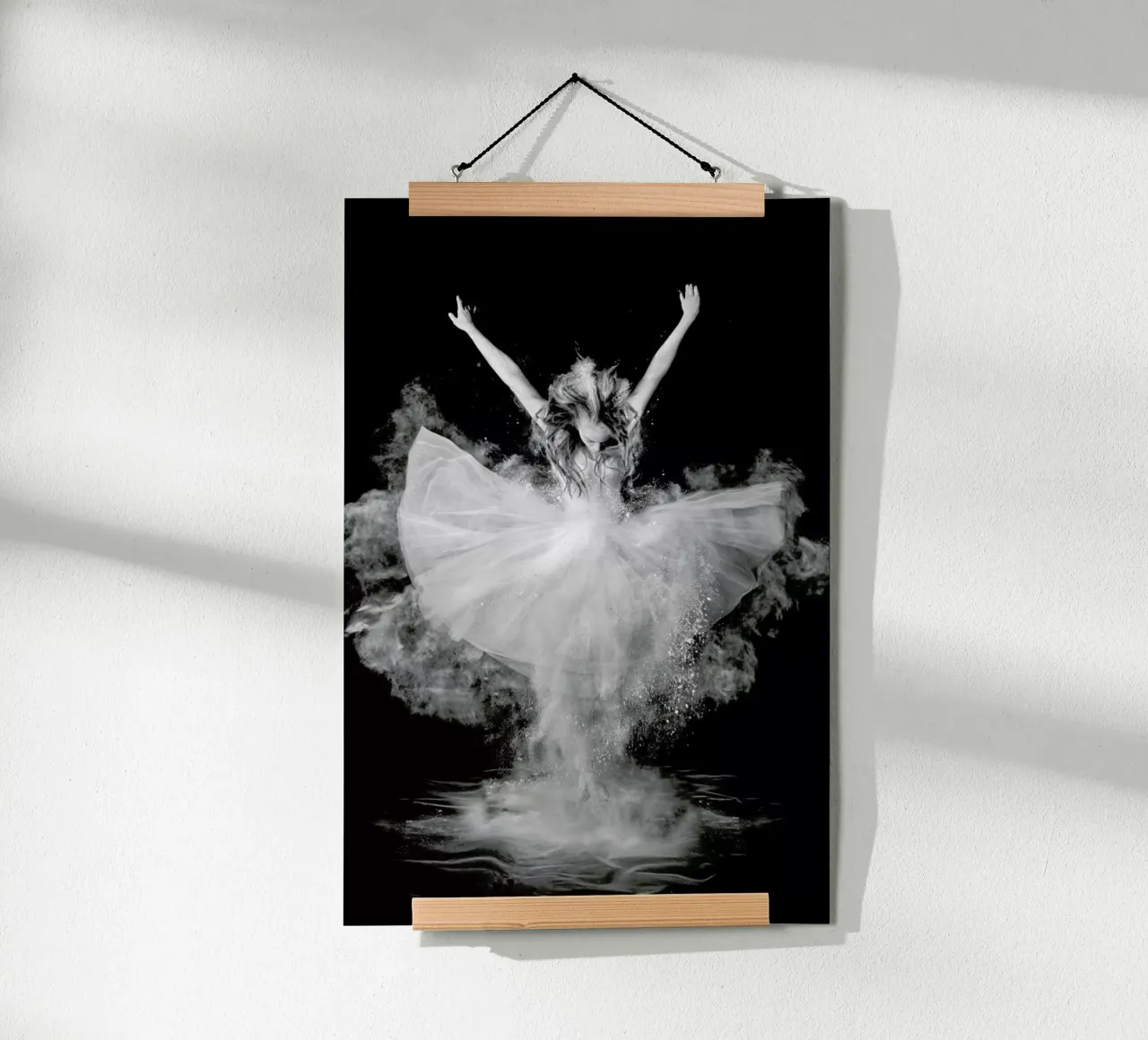 Powder Burst - Pauline Pentony Ma poster con telaio in alluminio da Pictufy