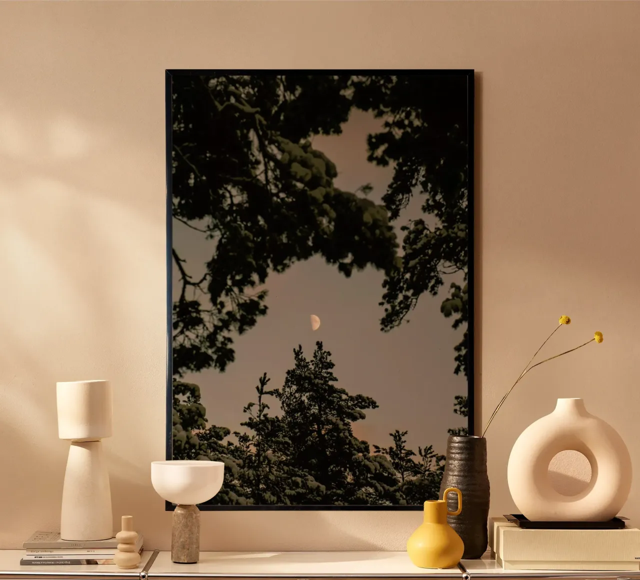The Moon poster con telaio in alluminio da Pale Grain