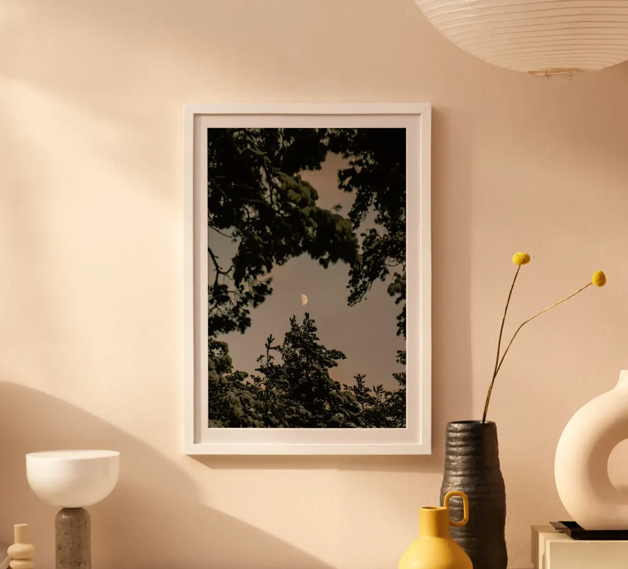 The Moon poster con telaio in alluminio da Pale Grain