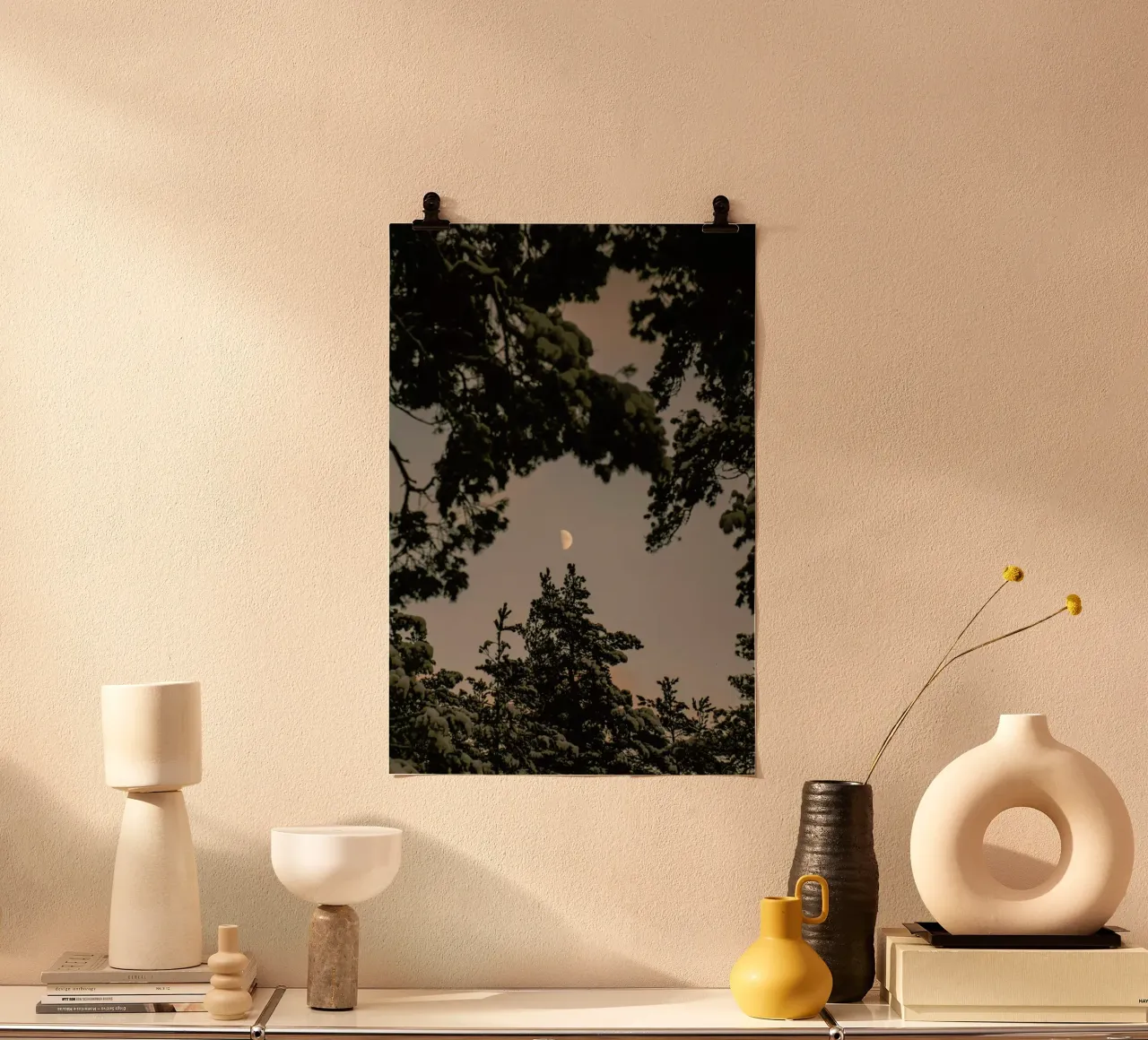 The Moon poster con telaio in alluminio da Pale Grain