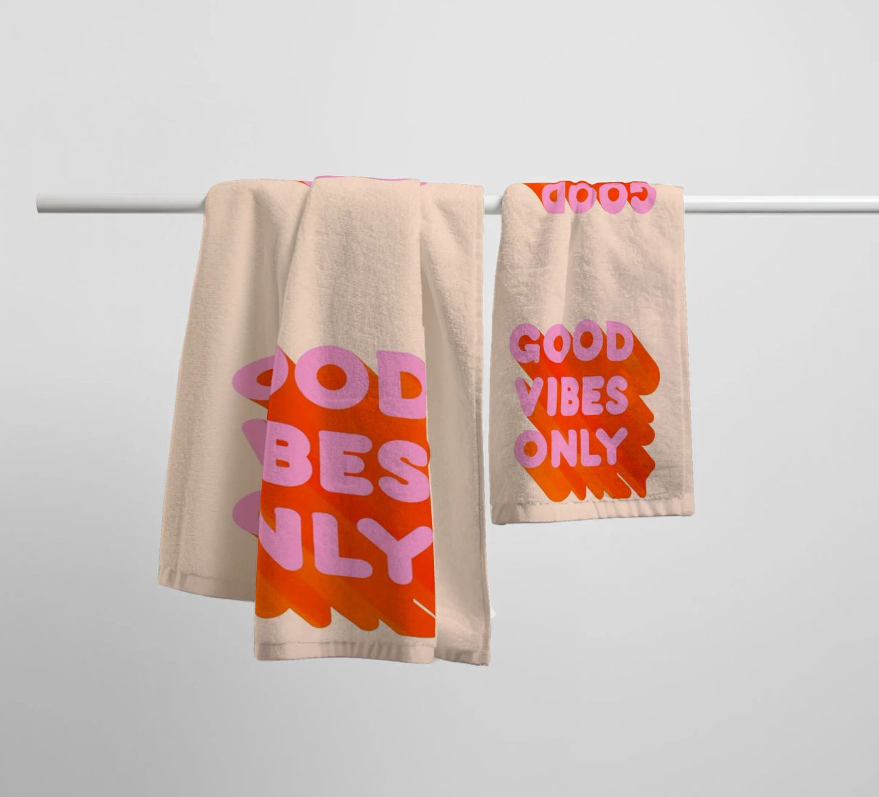 Retro "Good Vibes Only" Grafikdruck Handtuch von showmemars