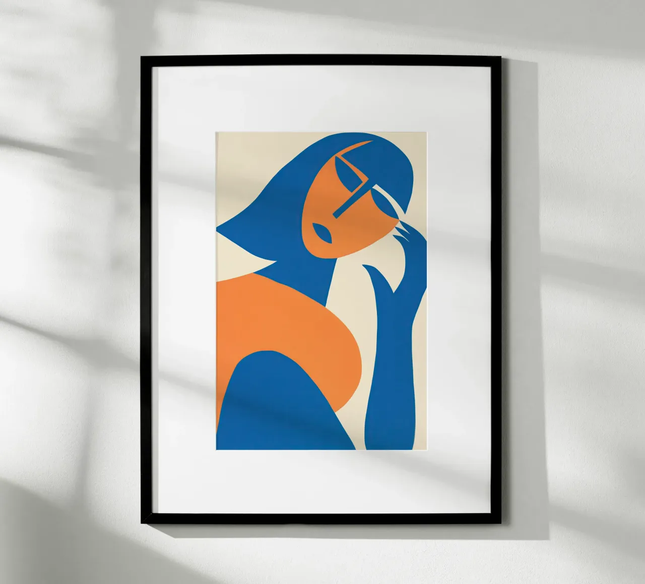 Silhouette astratta di donna | Ispirato a Matisse poster con telaio in legno da Autofocus