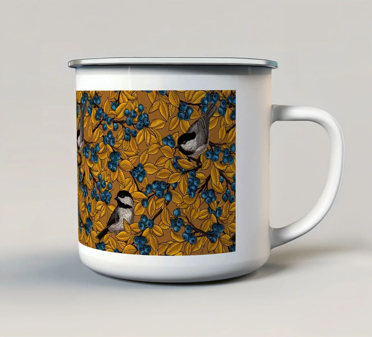 Uccelli Chickadee sui rami di mirtillo tazza in smalto da Painted Nature