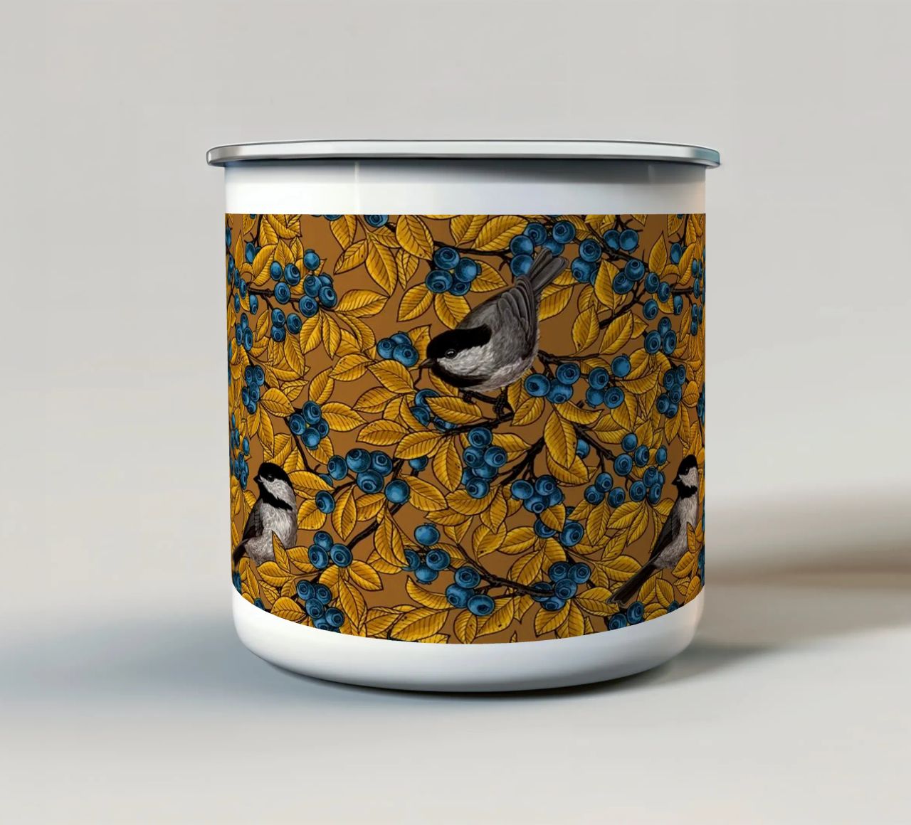 Uccelli Chickadee sui rami di mirtillo tazza in smalto da Painted Nature