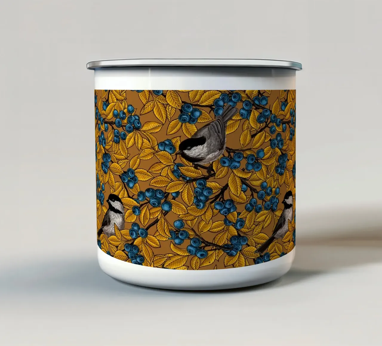 Uccelli Chickadee sui rami di mirtillo tazza in smalto da Painted Nature
