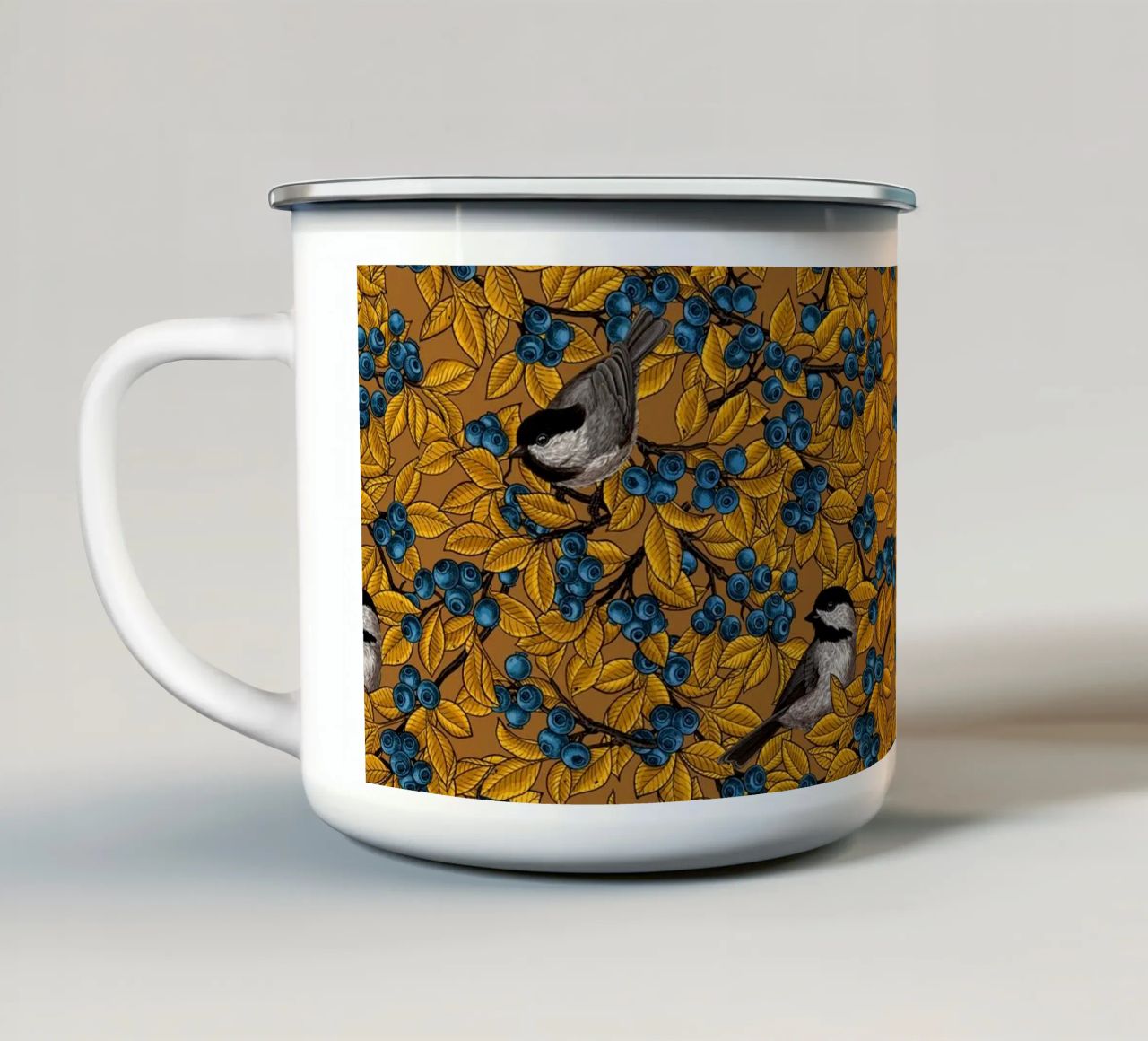 Uccelli Chickadee sui rami di mirtillo tazza in smalto da Painted Nature