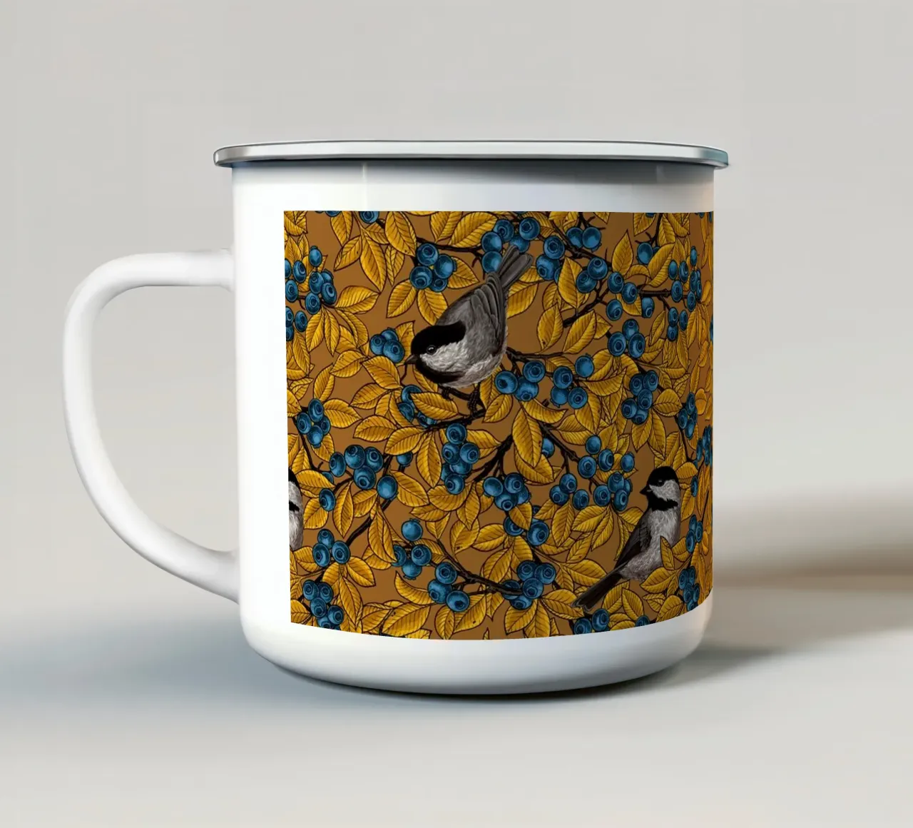 Uccelli Chickadee sui rami di mirtillo tazza in smalto da Painted Nature