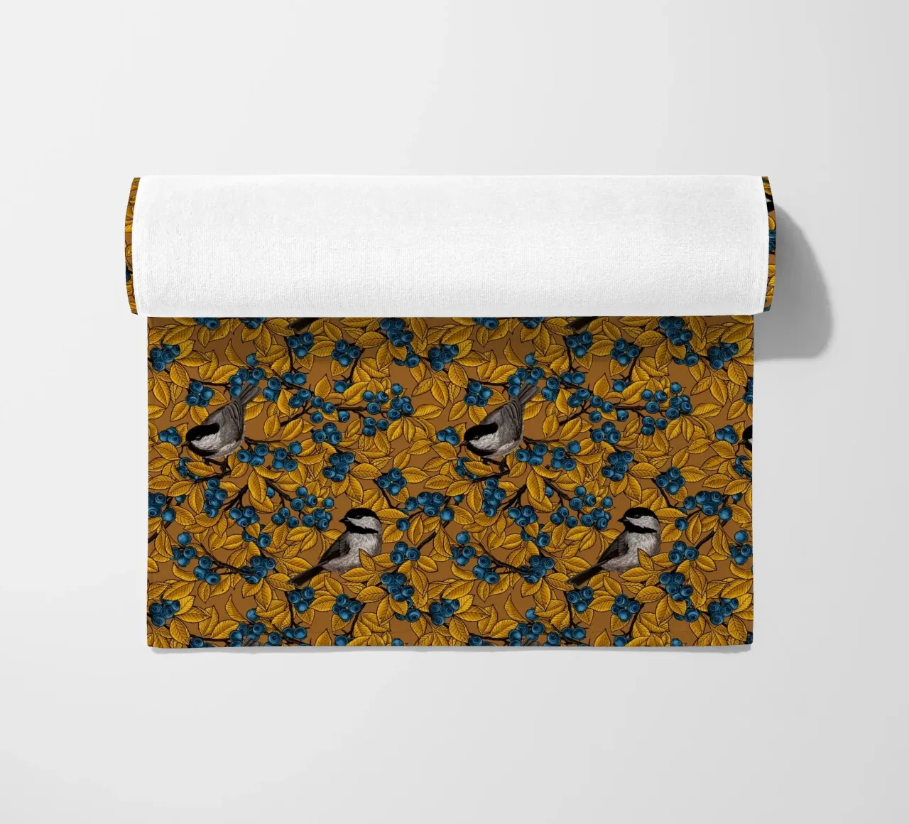 Uccelli Chickadee sui rami di mirtillo telo mare da Painted Nature