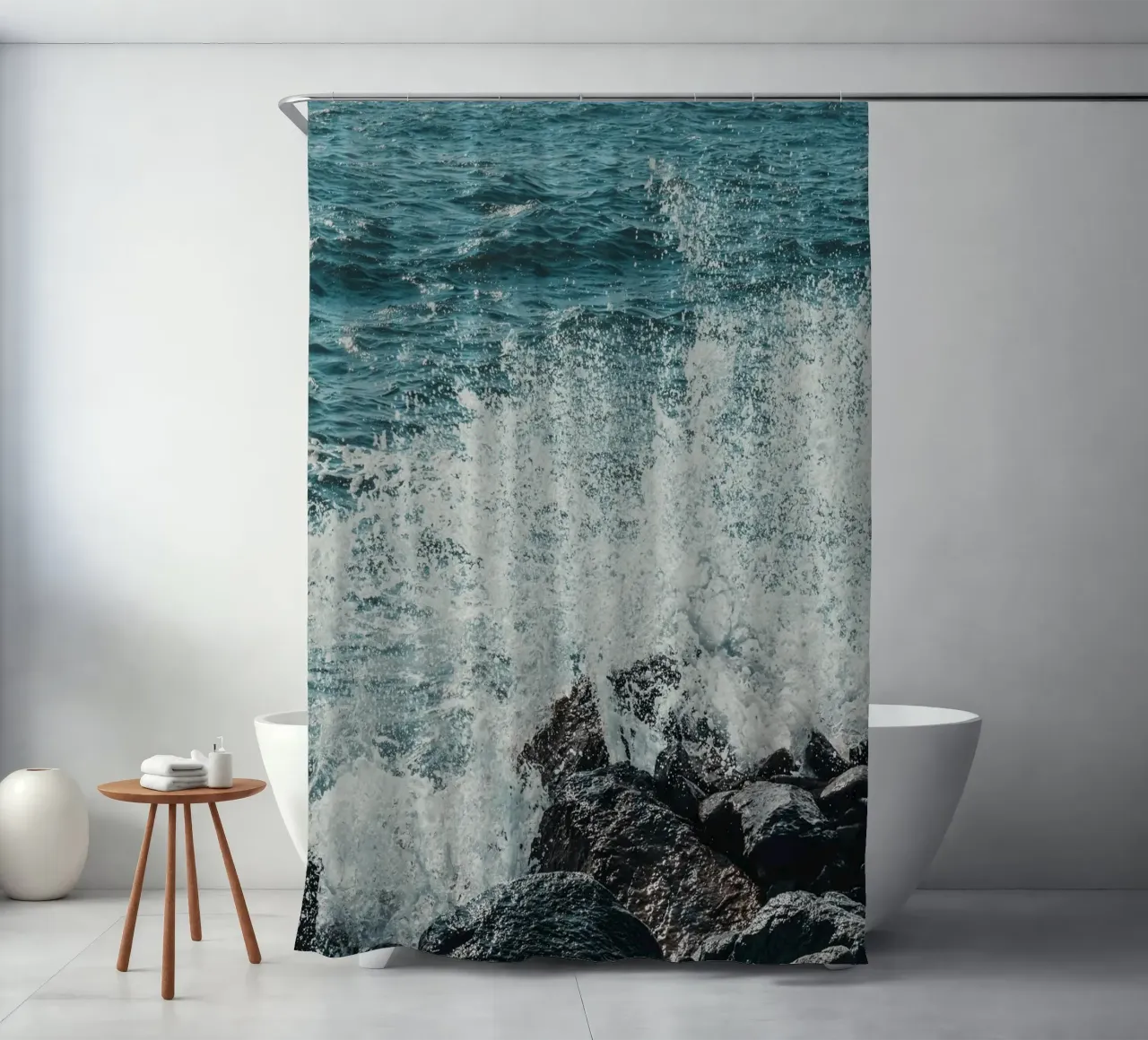 Spruzzi d'onda sulle rocce tenda da doccia da PhotoVibe Decor