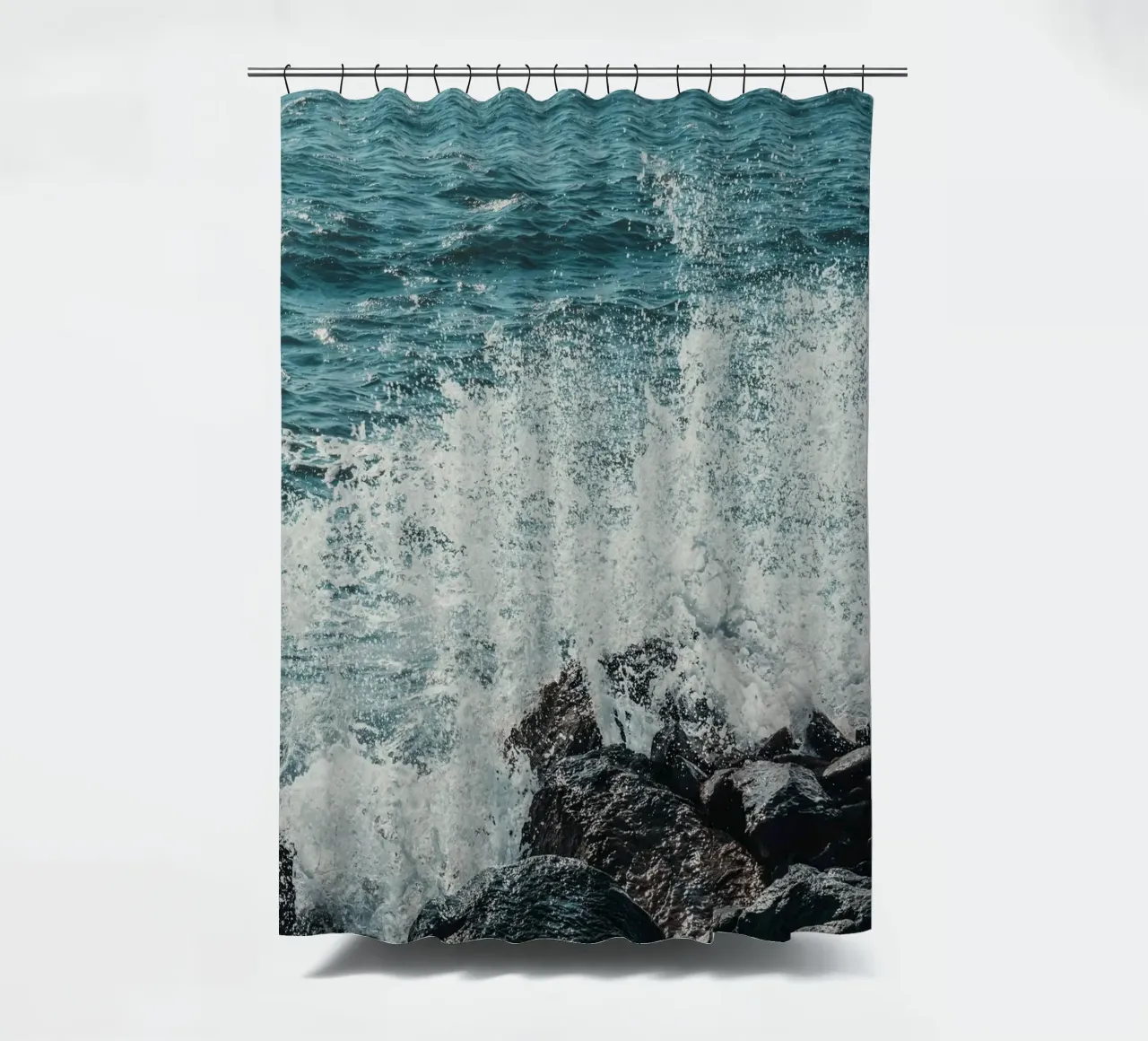 Spruzzi d'onda sulle rocce tenda da doccia da PhotoVibe Decor