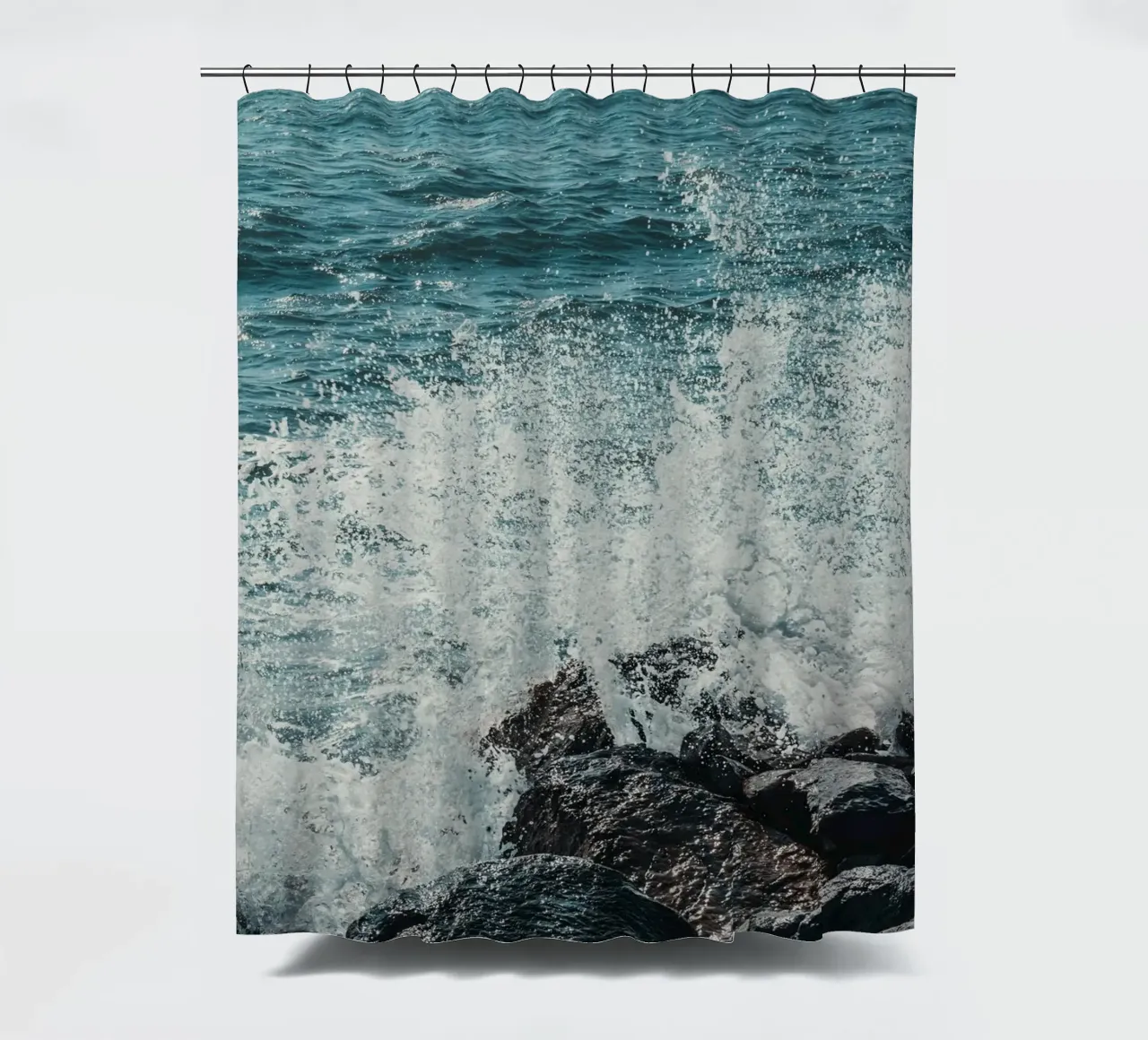 Spruzzi d'onda sulle rocce tenda da doccia da PhotoVibe Decor