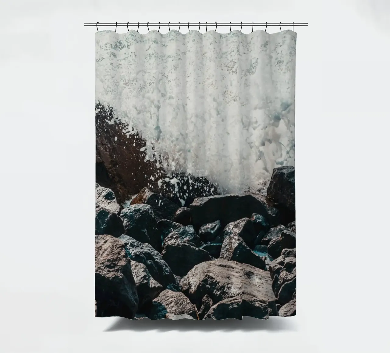 Spruzzi d'onda sulle rocce tenda da doccia da PhotoVibe Decor