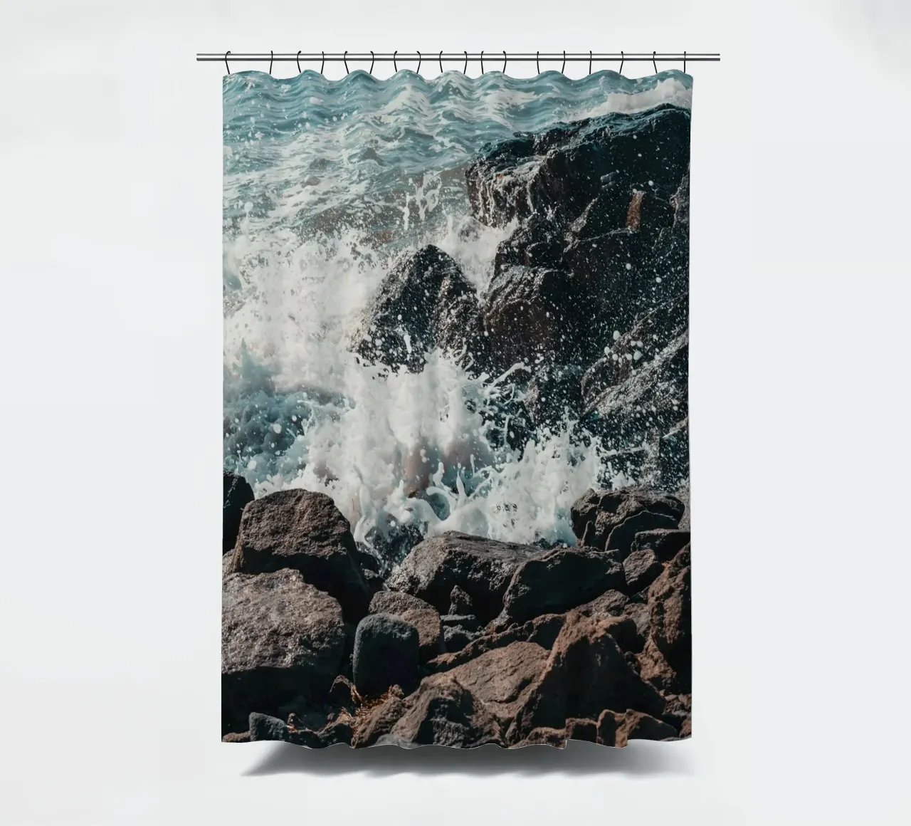 Spruzzi d'onda sulle rocce tenda da doccia da PhotoVibe Decor