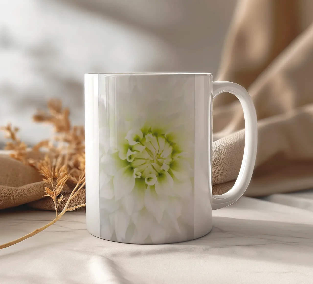 White Dahlia tazza in ceramica da Curious Collections by Marielle Leenders
