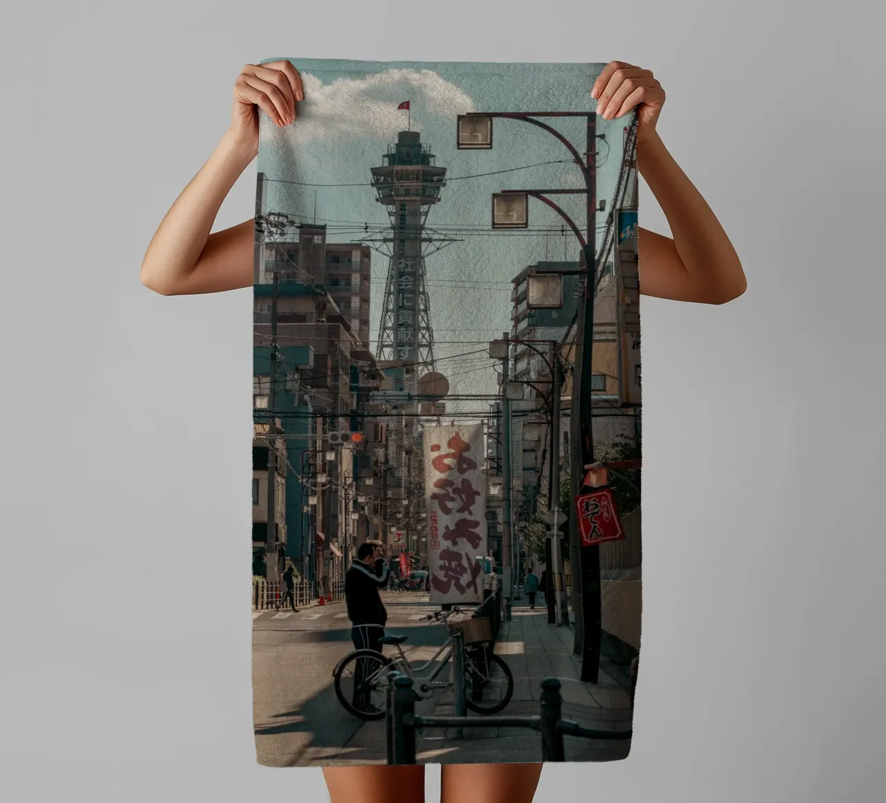 Scena di strada a Osaka asciugamano da bagno da Marcel Bisig
