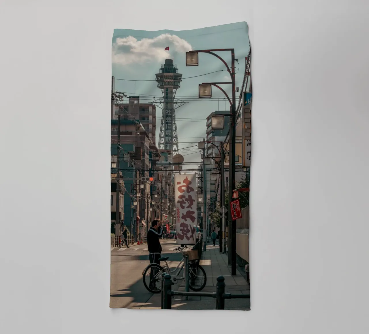 Scena di strada a Osaka asciugamano da bagno da Marcel Bisig