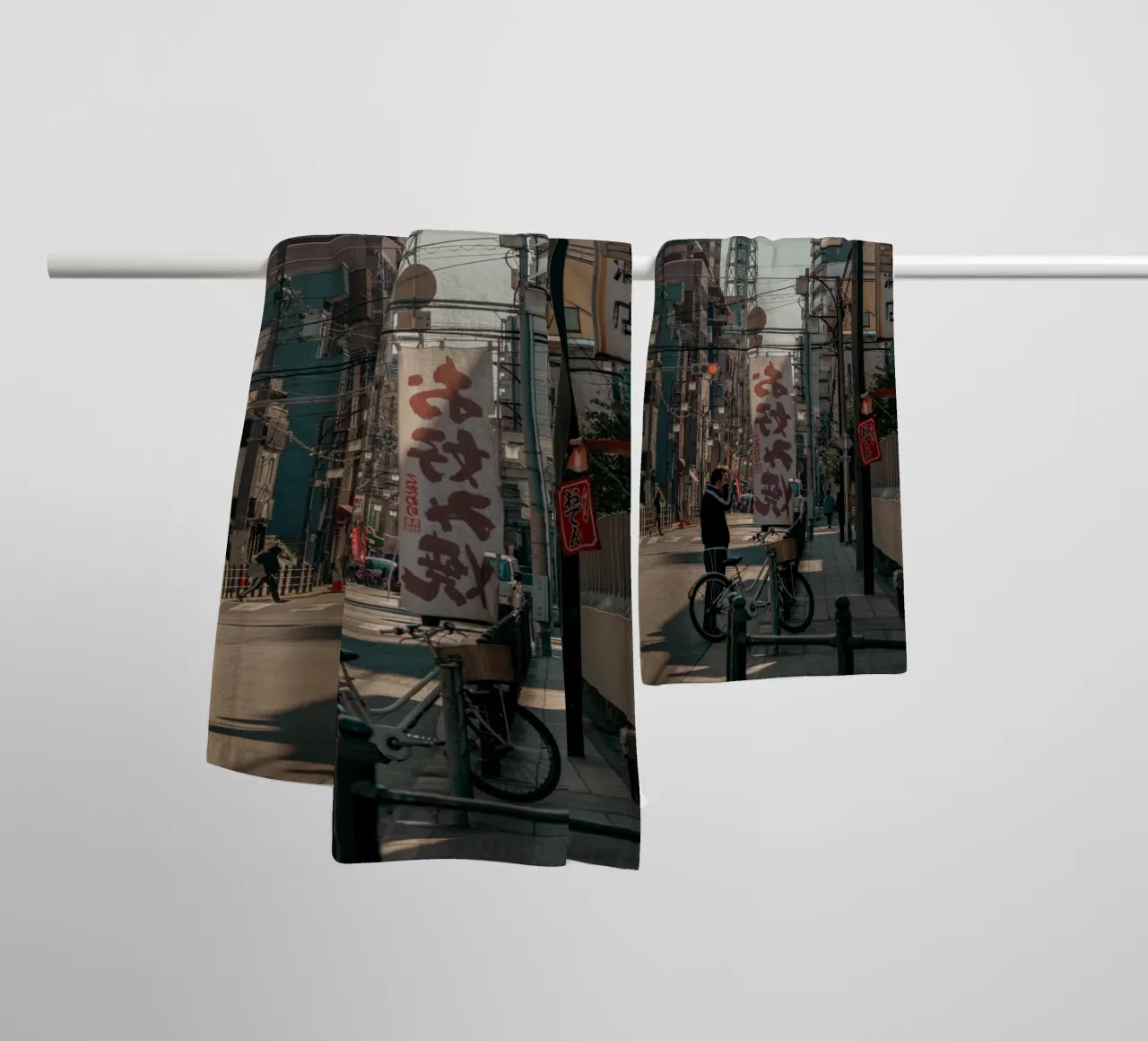 Scena di strada a Osaka asciugamano da bagno da Marcel Bisig