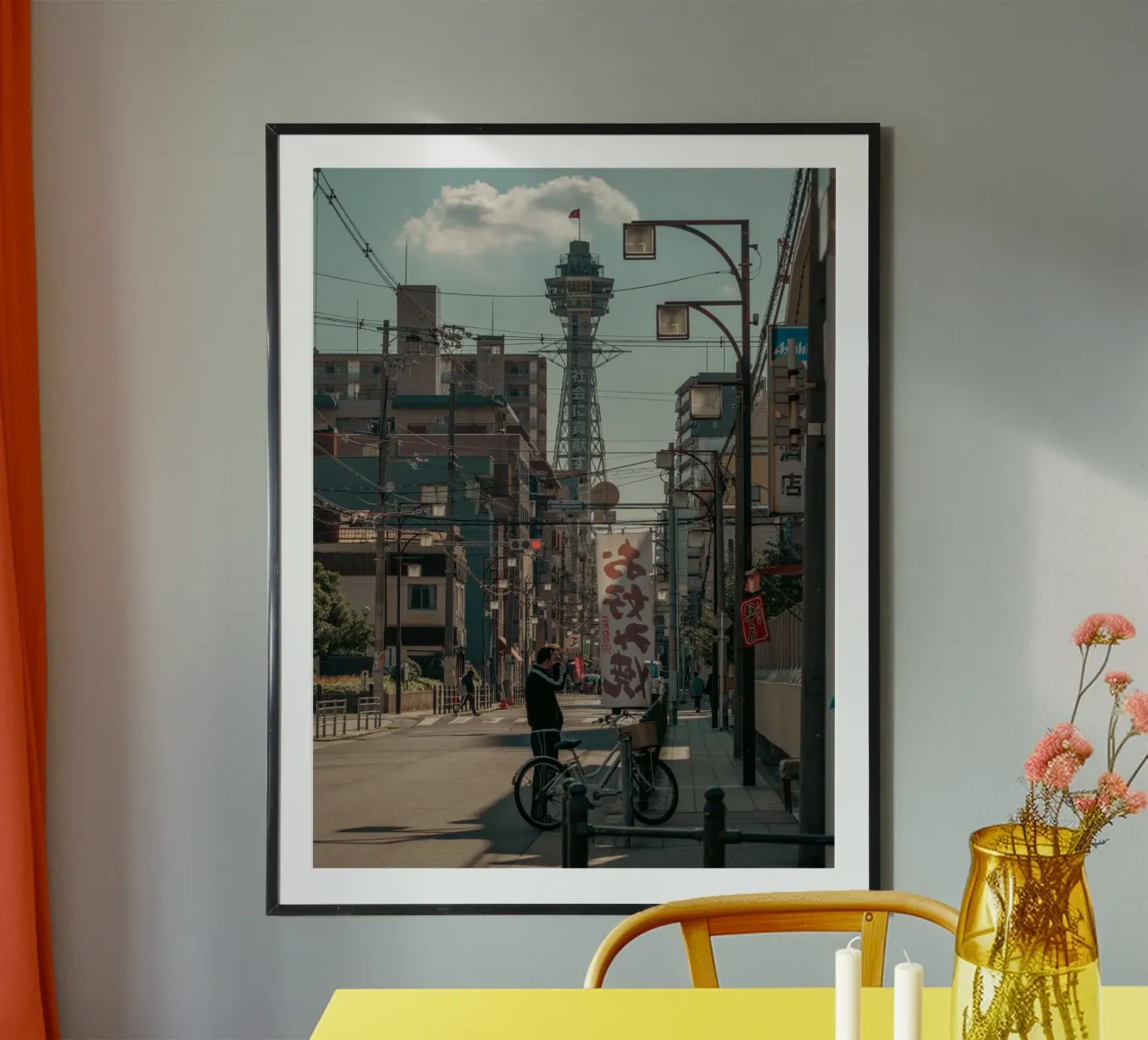 Scena di strada a Osaka poster con telaio in legno da Marcel Bisig