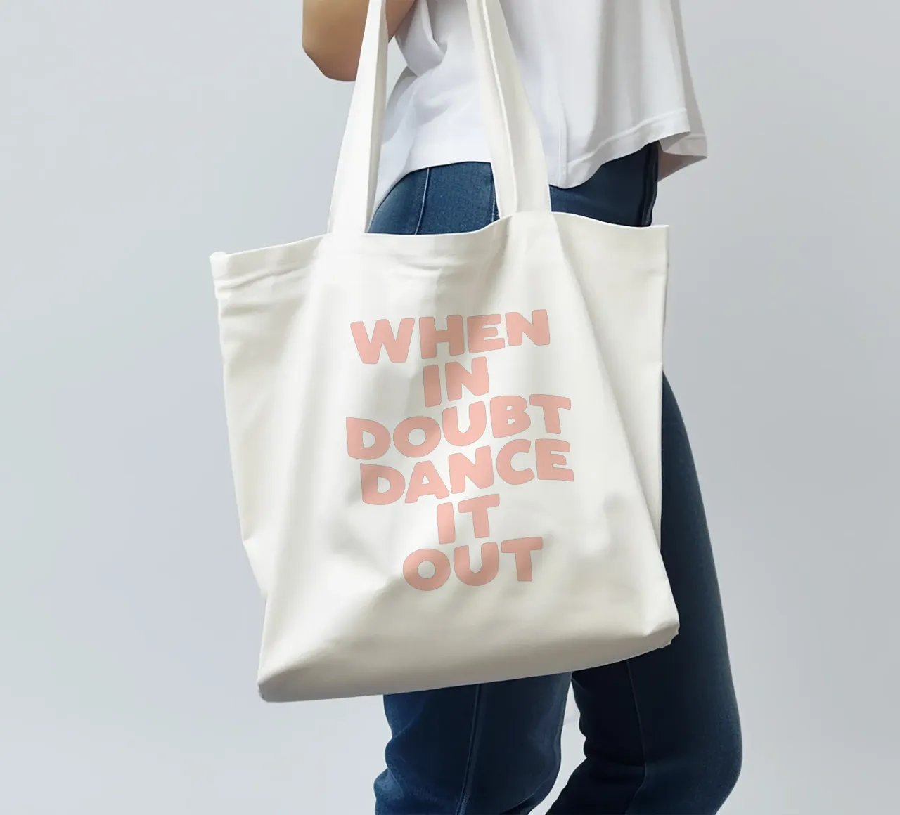 Quando si è in dubbio, si balla in modo allegro e colorato Citazione tipografica borsa in juta da THE MOTIVATED TYPE