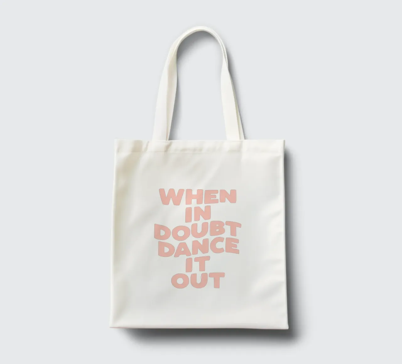 Quando si è in dubbio, si balla in modo allegro e colorato Citazione tipografica borsa in juta da THE MOTIVATED TYPE