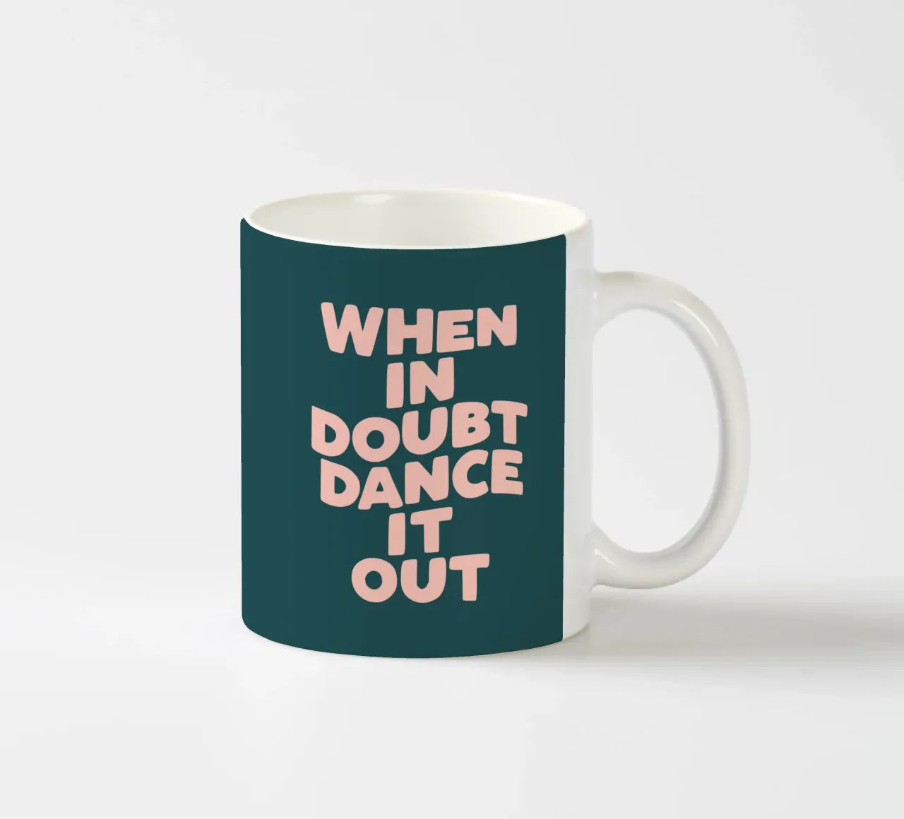 Quando si è in dubbio, si balla in modo allegro e colorato Citazione tipografica tazza in ceramica da THE MOTIVATED TYPE
