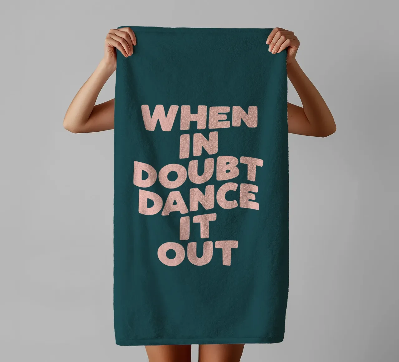 Quando si è in dubbio, si balla in modo allegro e colorato Citazione tipografica asciugamano da bagno da THE MOTIVATED TYPE