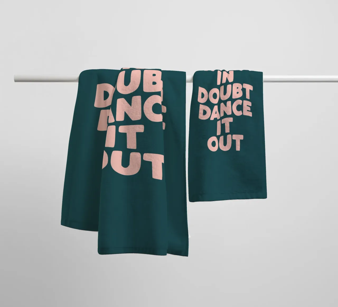 Quando si è in dubbio, si balla in modo allegro e colorato Citazione tipografica asciugamano da bagno da THE MOTIVATED TYPE