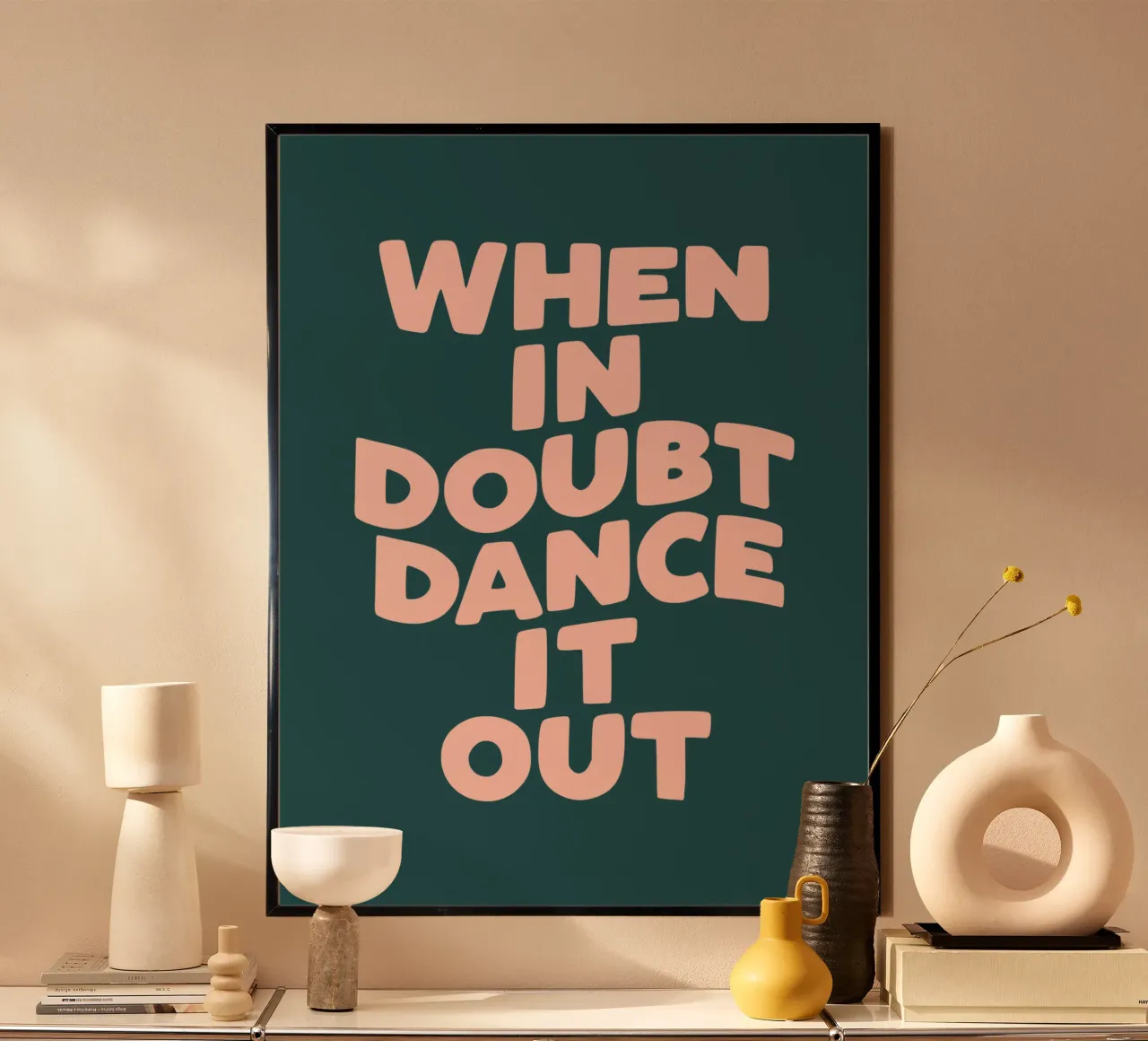 Dans le doute, il faut danser Citation typographique colorée et joyeuse poster de THE MOTIVATED TYPE