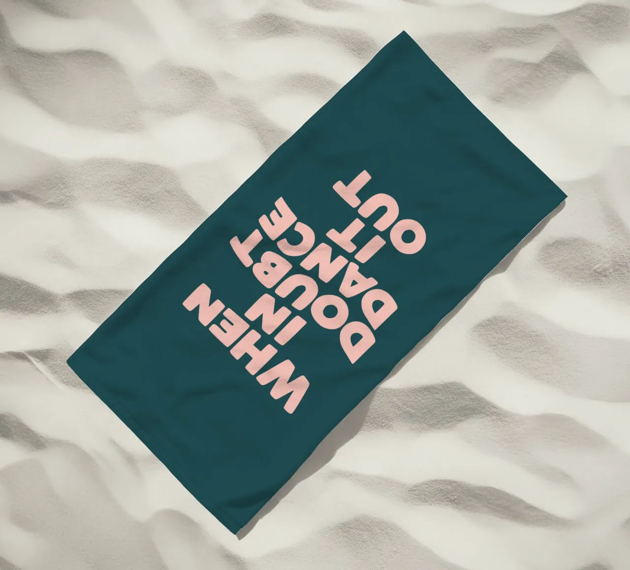 Quando si è in dubbio, si balla in modo allegro e colorato Citazione tipografica telo mare da THE MOTIVATED TYPE