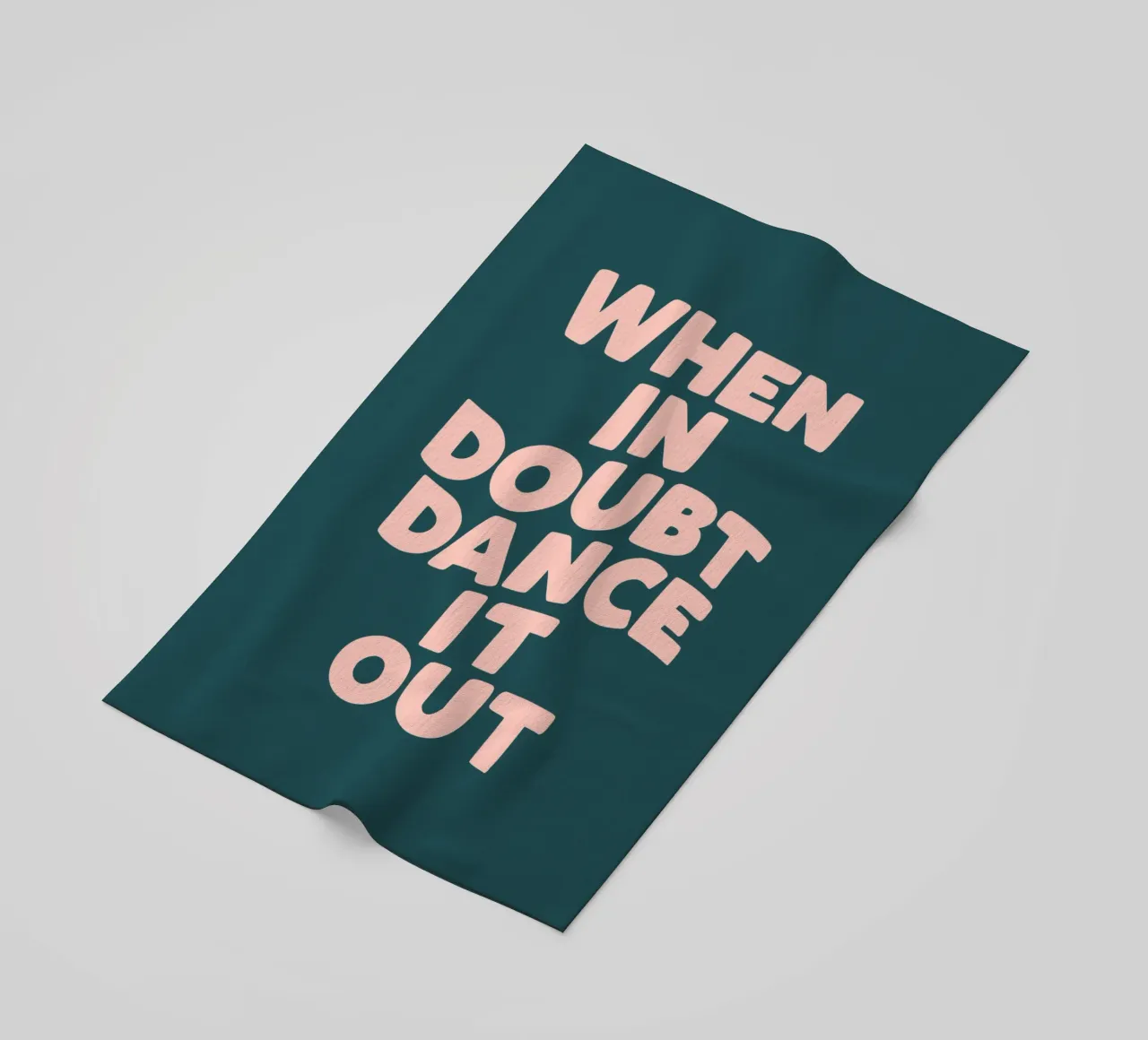Quando si è in dubbio, si balla in modo allegro e colorato Citazione tipografica telo mare da THE MOTIVATED TYPE