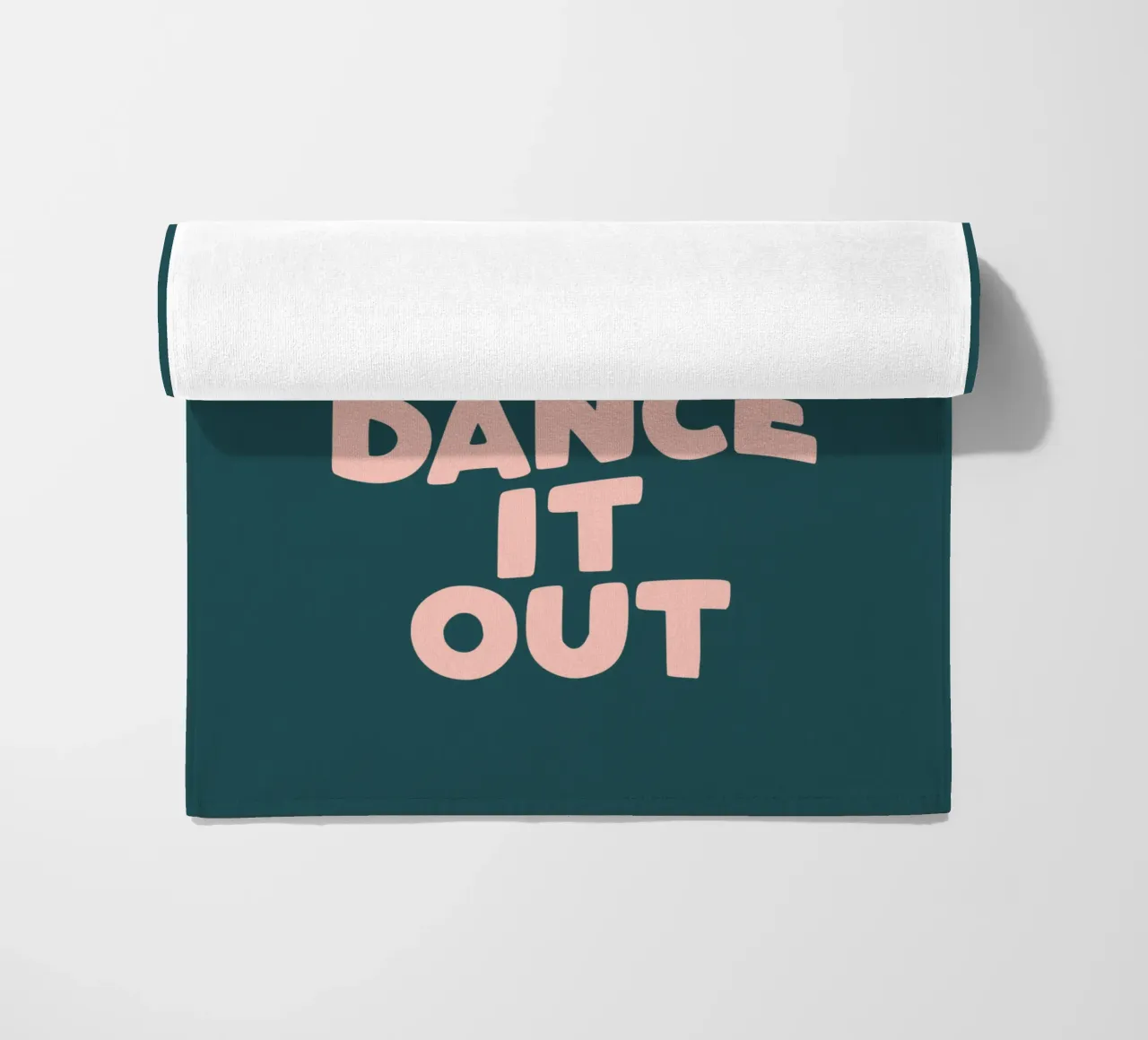 Quando si è in dubbio, si balla in modo allegro e colorato Citazione tipografica telo mare da THE MOTIVATED TYPE