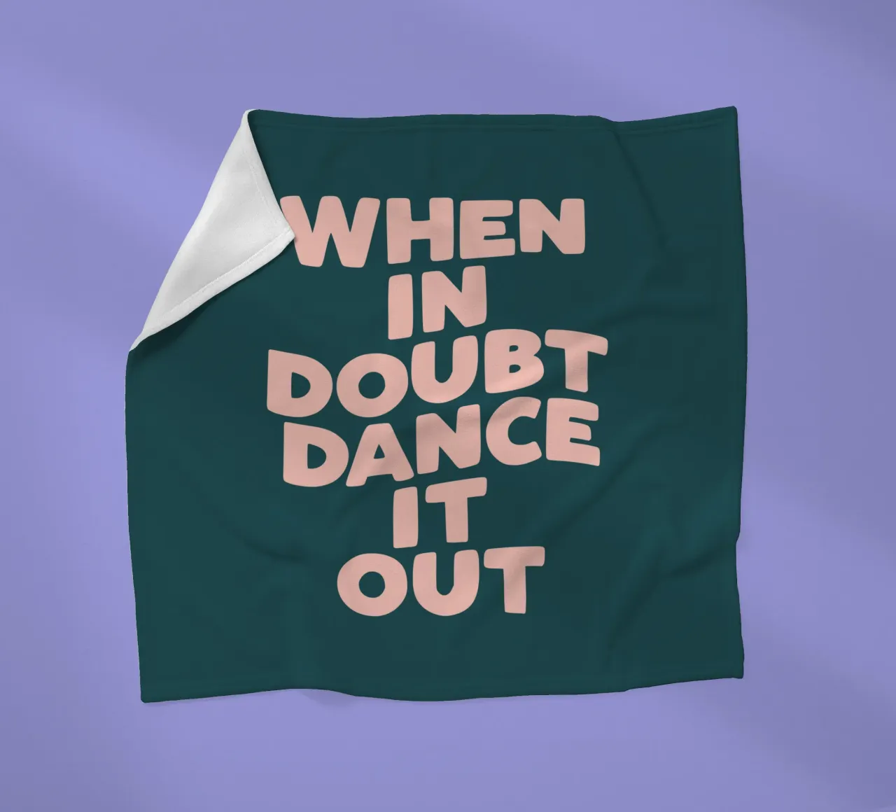 Quando si è in dubbio, si balla in modo allegro e colorato Citazione tipografica coperta in pile da THE MOTIVATED TYPE