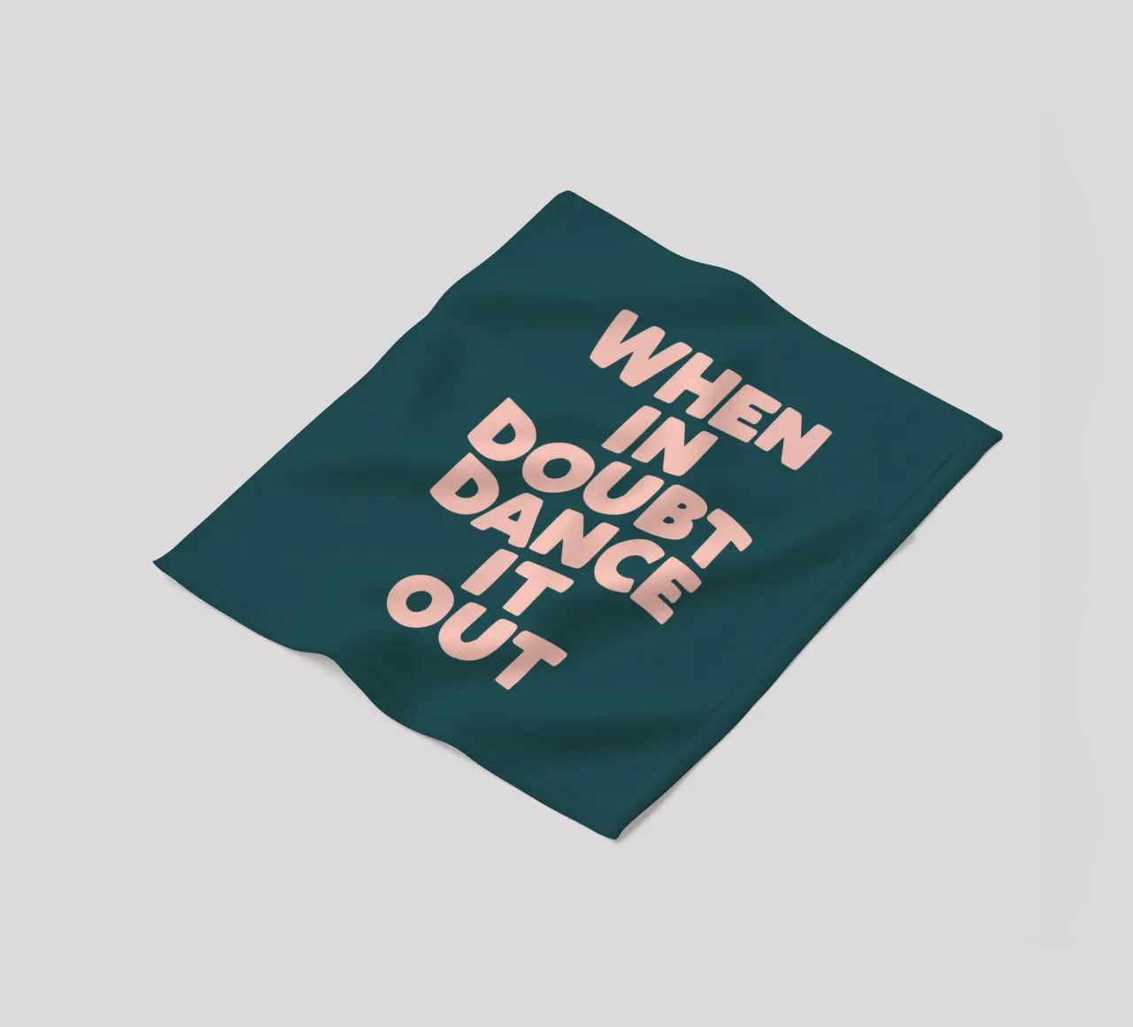 Quando si è in dubbio, si balla in modo allegro e colorato Citazione tipografica coperta in pile da THE MOTIVATED TYPE
