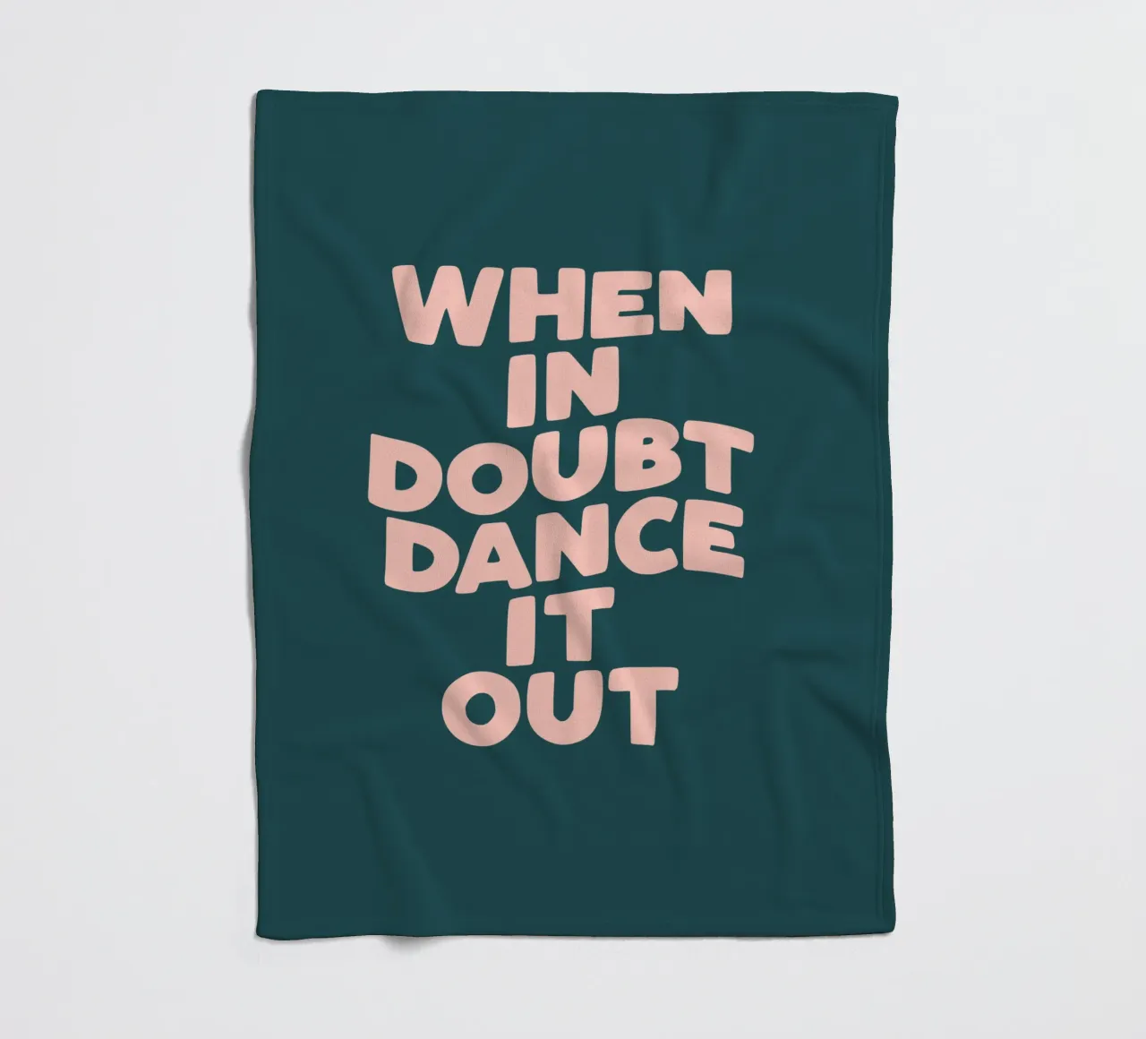 Quando si è in dubbio, si balla in modo allegro e colorato Citazione tipografica coperta in pile da THE MOTIVATED TYPE