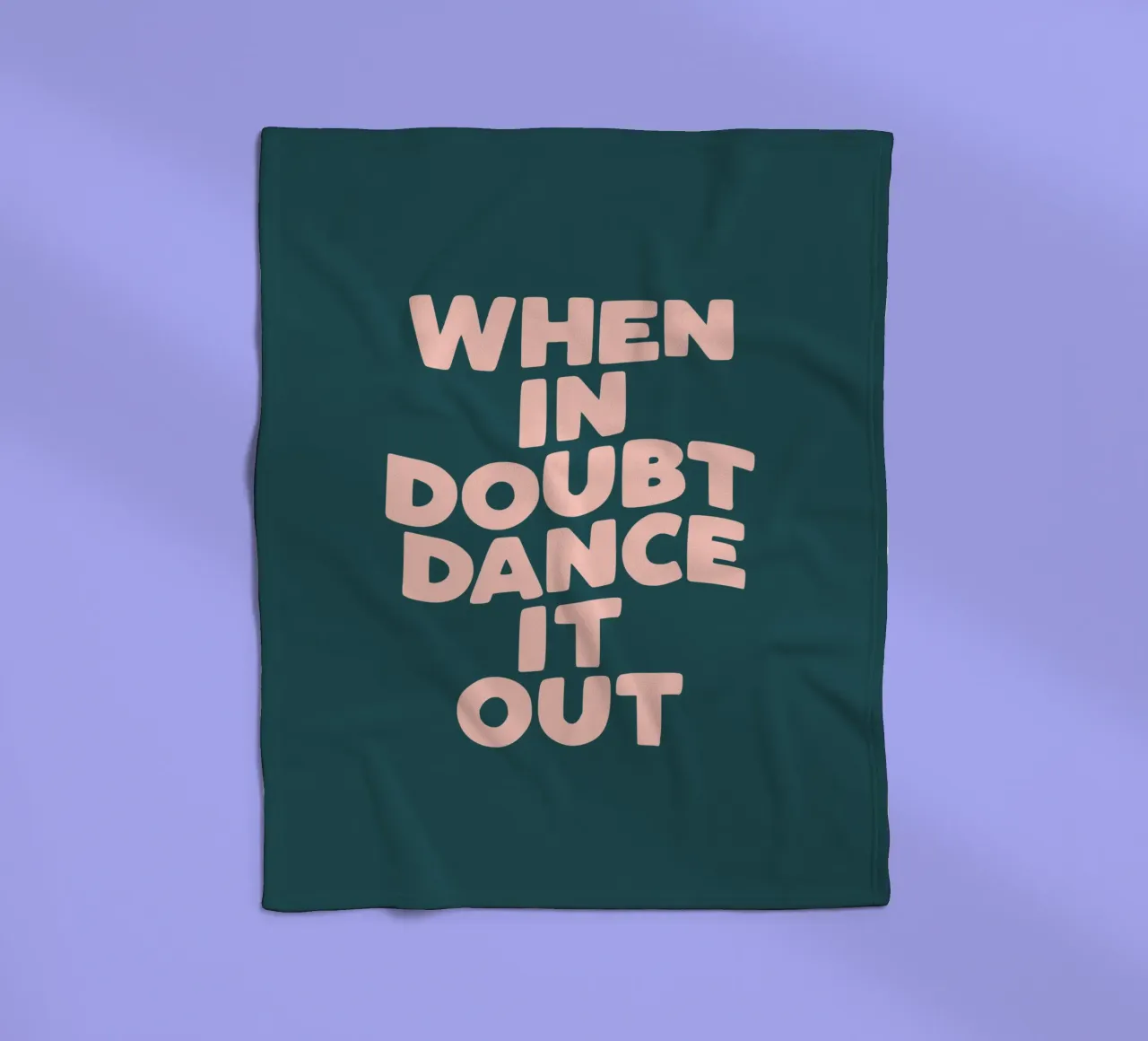 Quando si è in dubbio, si balla in modo allegro e colorato Citazione tipografica coperta in pile da THE MOTIVATED TYPE