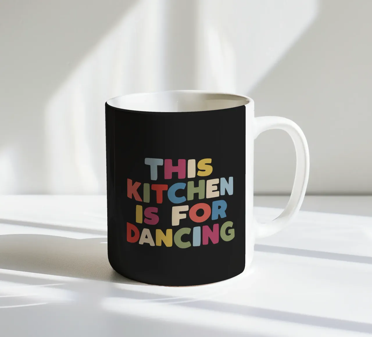 Diese Küche ist zum Tanzen da Bunte Typografie Dekoration Keramik Tasse von THE MOTIVATED TYPE