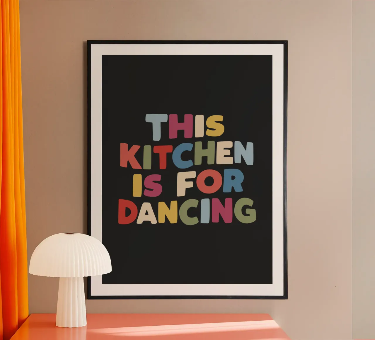 Cette cuisine est faite pour danser Décor typographique coloré poster avec cadre en bois de THE MOTIVATED TYPE