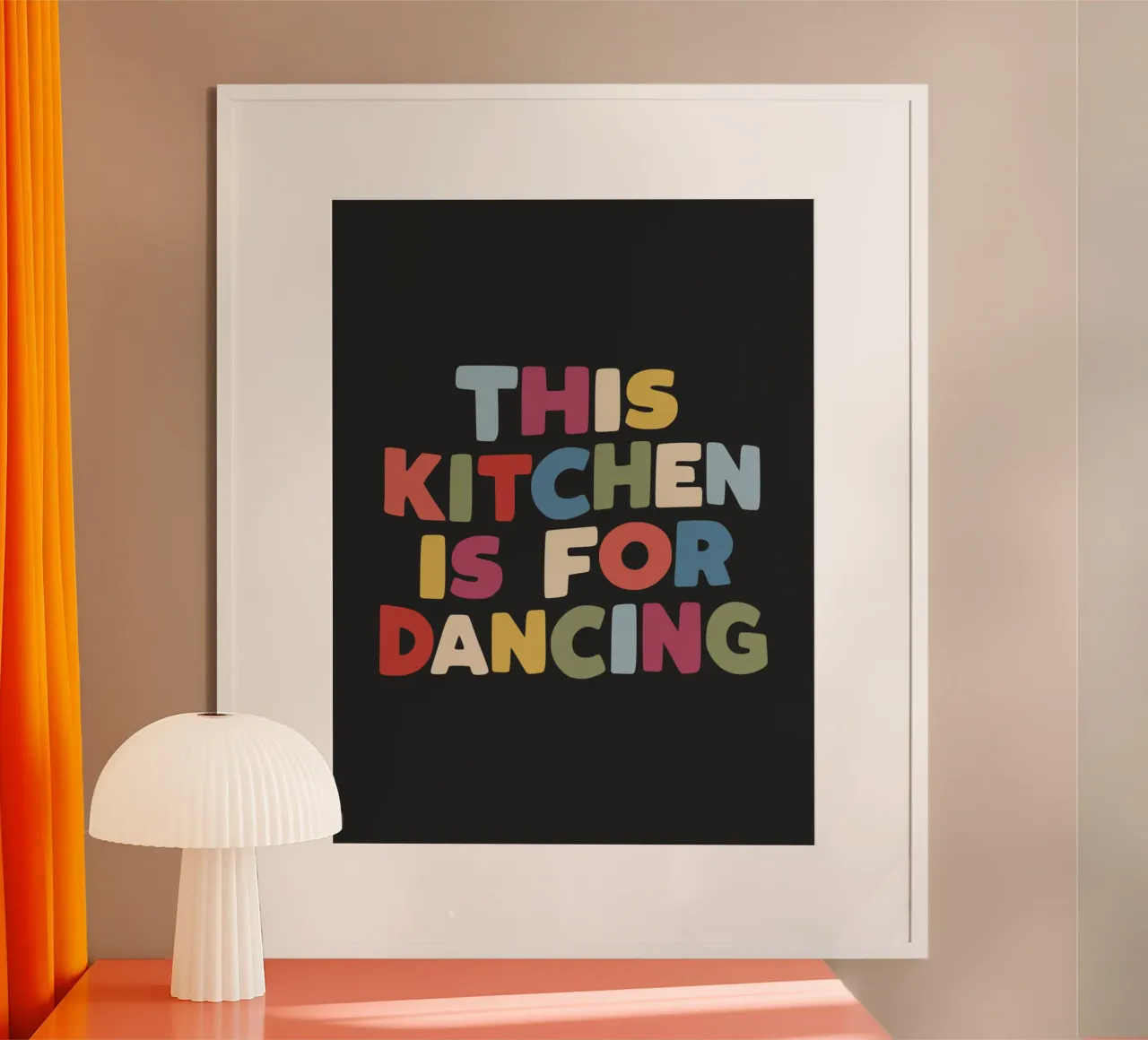 Cette cuisine est faite pour danser Décor typographique coloré poster avec cadre en bois de THE MOTIVATED TYPE