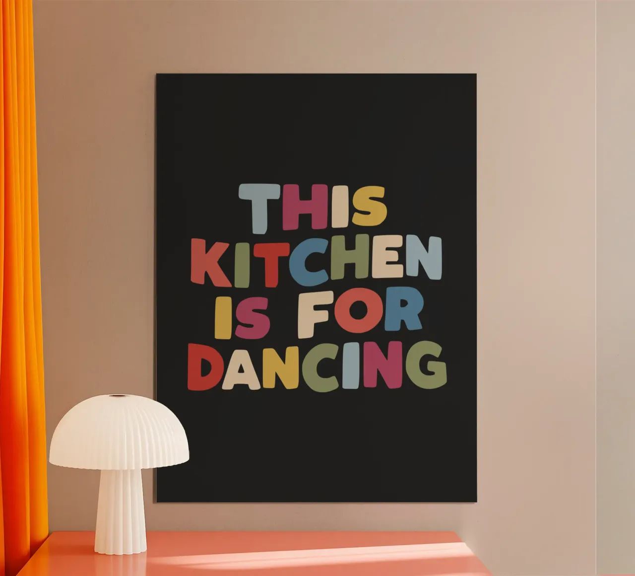 Cette cuisine est faite pour danser Décor typographique coloré poster avec cadre en bois de THE MOTIVATED TYPE