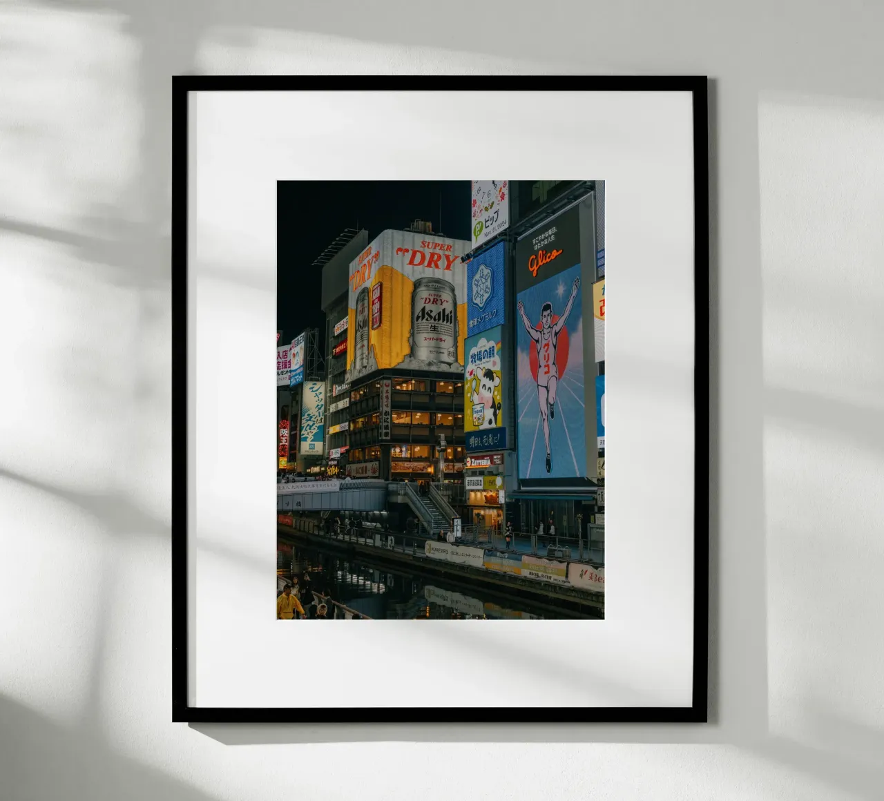 Dotonbori a Osaka, Giappone poster con telaio in alluminio da Marcel Bisig